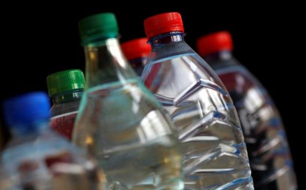 L'eau en bouteille contaminée par des particules de plastique