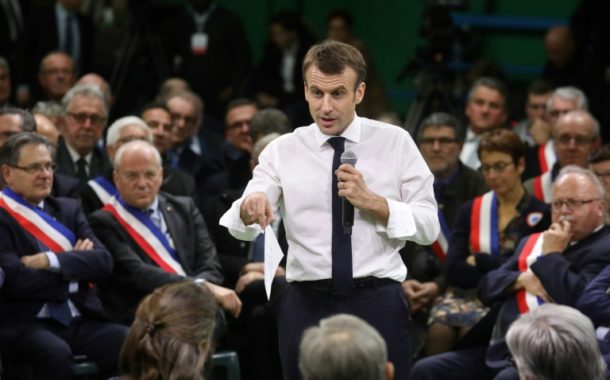 Grand débat: l'exécutif se donne un mois pour trancher