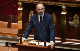 Philippe examine le plan de déconfinement avec préfets et élus locaux