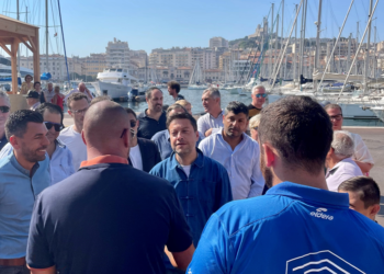 À Marseille, Benoît Payan invite Ban Ki-moon à jouer une partie de pétanque sur le boulodrome du Vieux-Port